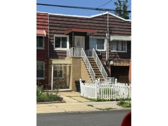  3 BR,  2.00 BTH &nbsp;Multi-family style home in Canarsie