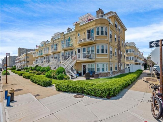  2 BR,  2.00 BTH &nbsp;Condominium style home in Rockaway Park