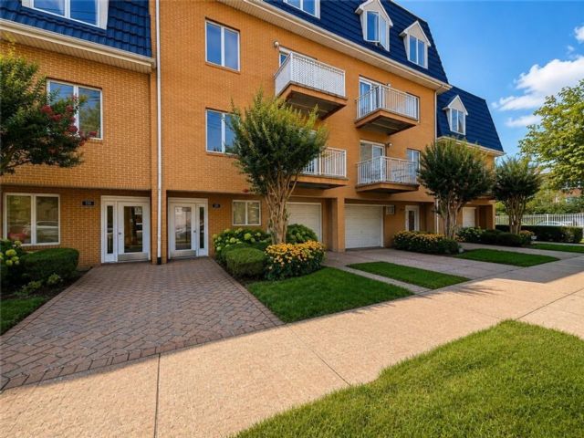  2 BR,  3.00 BTH &nbsp;Condominium style home in Bergen Beach
