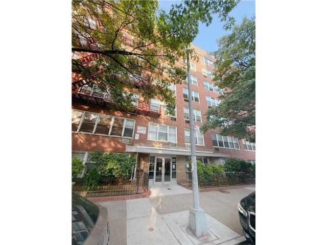  2 BR,  1.50 BTH &nbsp;Co-op style home in Midwood