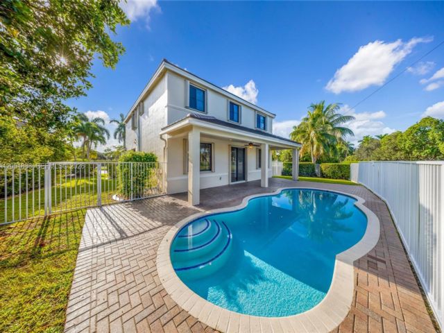  5 BR,  3.50 BTH &nbsp; style home in Weston