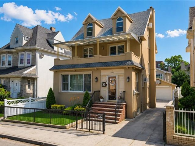 4 BR,  4.00 BTH &nbsp;Multi-family style home in Bensonhurst