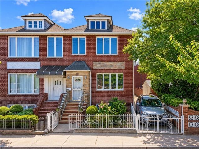  5 BR,  3.00 BTH &nbsp;Multi-family style home in Bensonhurst