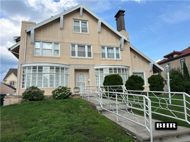  7 BR,  5.00 BTH &nbsp;Multi-family style home in Manhattan Beach