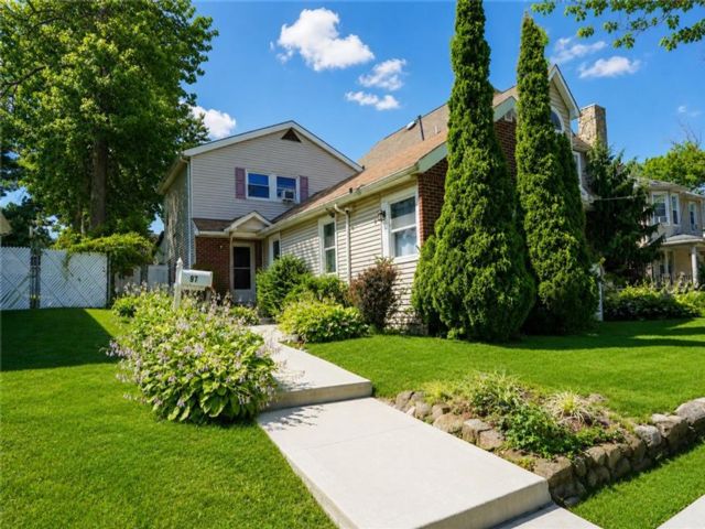  3 BR,  2.00 BTH &nbsp;Single family style home in Great Kill