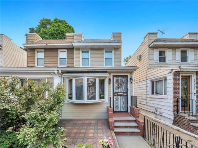  3 BR,  3.00 BTH &nbsp;Single family style home in Old Mill Basin