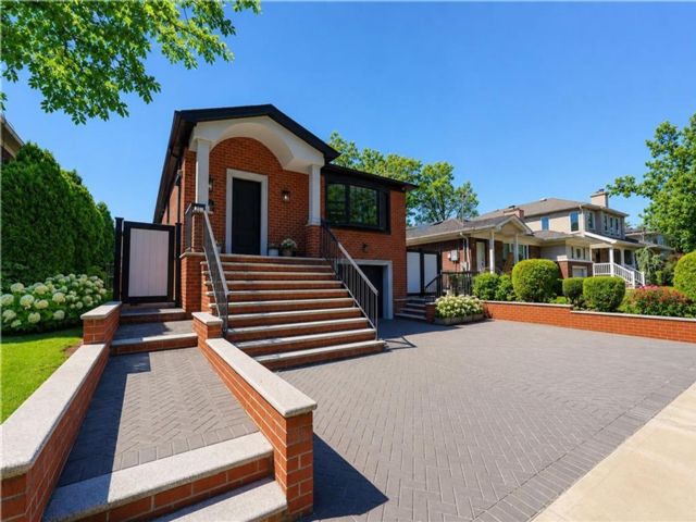  4 BR,  3.00 BTH &nbsp;Single family style home in Lower Todt Hill
