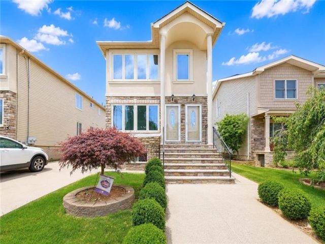  6 BR,  5.00 BTH &nbsp;Multi-family style home in Annadale