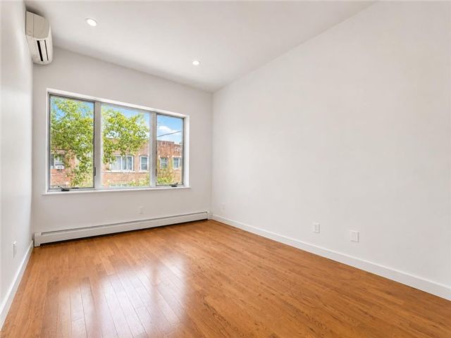 2 BR,  1.00 BTH &nbsp;Multi-family style home in Bensonhurst