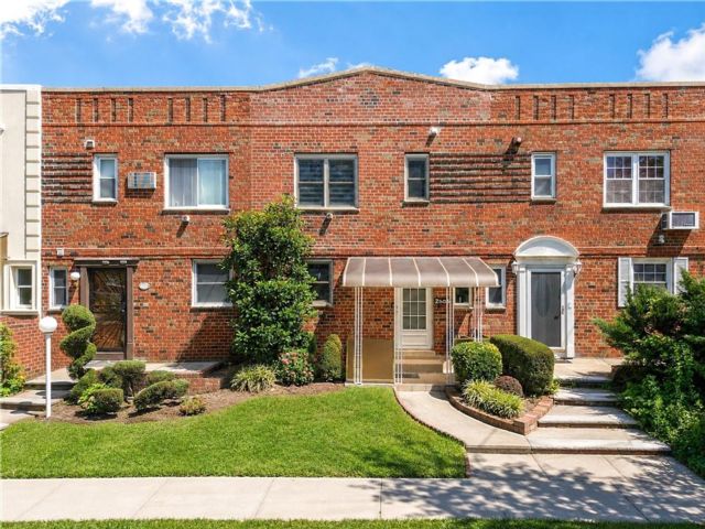  3 BR,  3.00 BTH &nbsp;Single family style home in Mill Basin