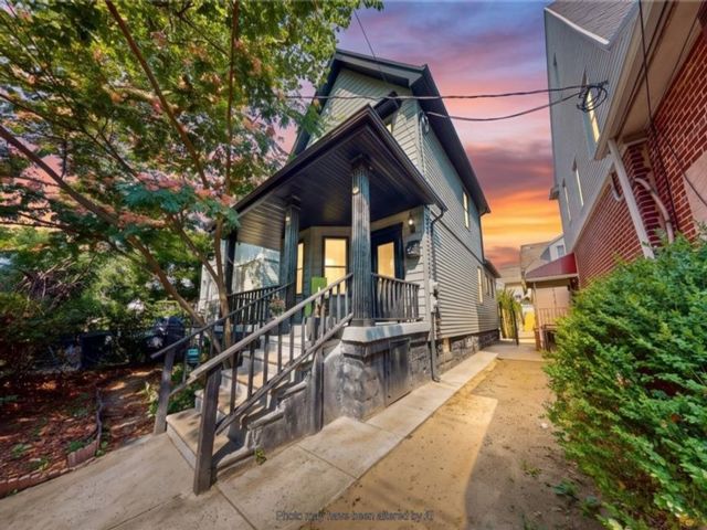  4 BR,  3.00 BTH &nbsp;Single family style home in Canarsie