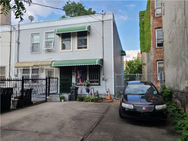  3 BR,  2.00 BTH &nbsp;Single family style home in Coney Island