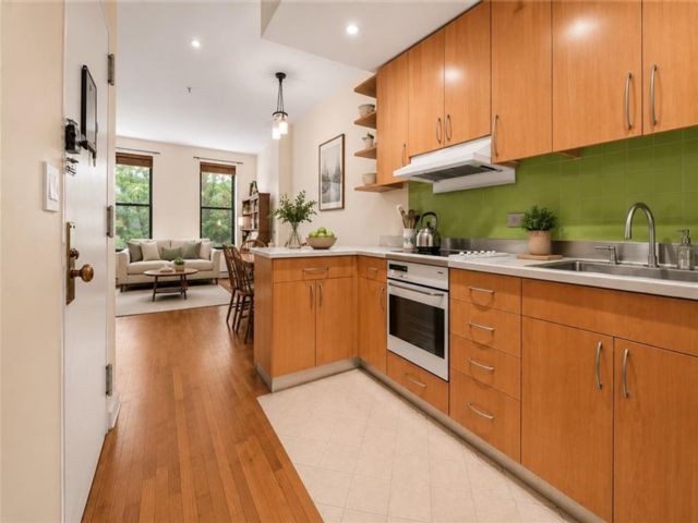  3 BR,  1.00 BTH &nbsp;Co-op style home in Greenpoint
