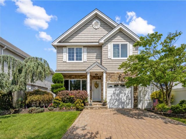  4 BR,  4.00 BTH &nbsp;Single family style home in Se Annandale