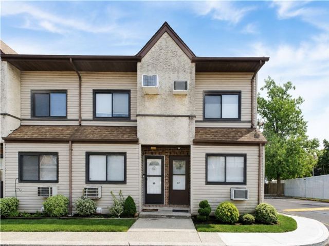  2 BR,  2.00 BTH &nbsp;Condominium style home in Eltingville