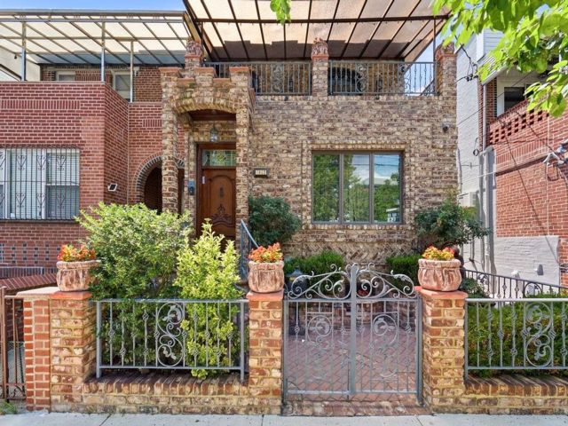  5 BR,  0.00 BTH &nbsp;Multi-family style home in Gravesend