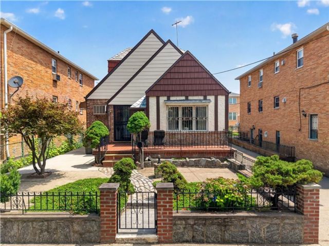  3 BR,  3.00 BTH &nbsp;Single family style home in Flushing