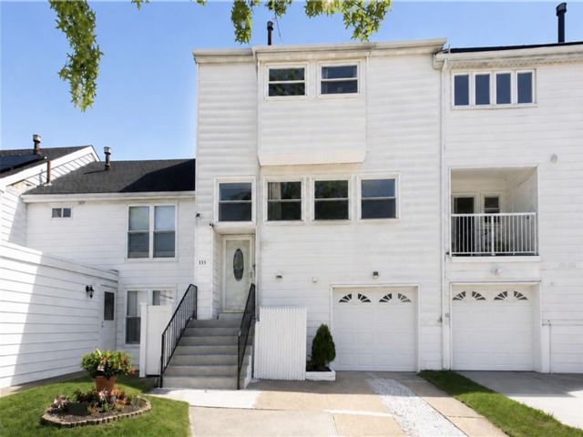  4 BR,  3.00 BTH &nbsp;Single family style home in Arden Heights