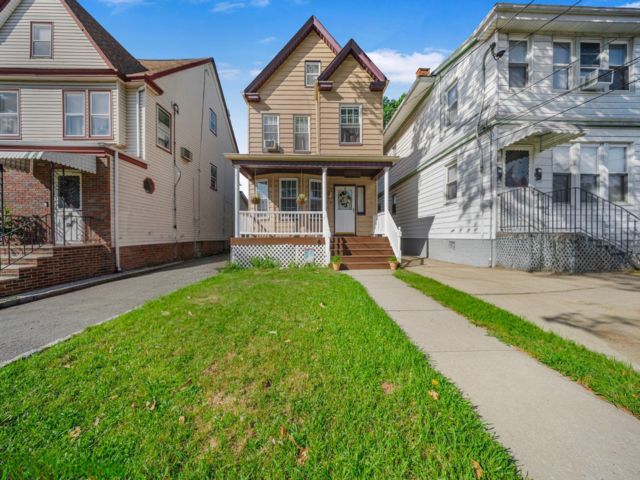  3 BR,  2.00 BTH &nbsp;Colonial style home in Kearny
