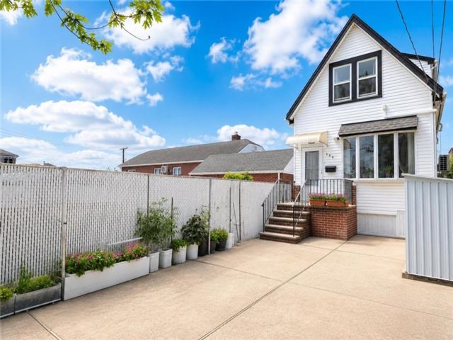  3 BR,  2.00 BTH &nbsp;Single family style home in Arrochar