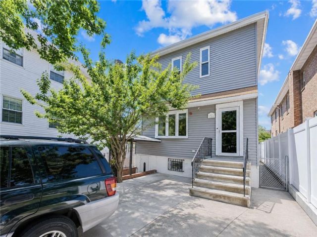  3 BR,  3.00 BTH &nbsp;Single family style home in Arrochar