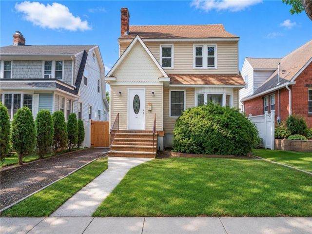  3 BR,  2.00 BTH &nbsp;Single family style home in Castleton Corner