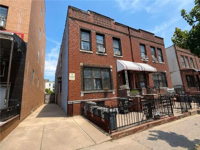  8 BR,  4.00 BTH &nbsp;Multi-family style home in Sunset Park