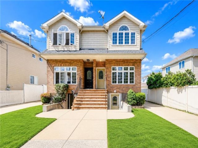  3 BR,  4.00 BTH &nbsp;Single family style home in Arden Heights