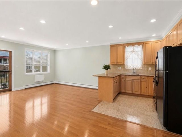  3 BR,  2.00 BTH &nbsp;Multi-family style home in Bensonhurst