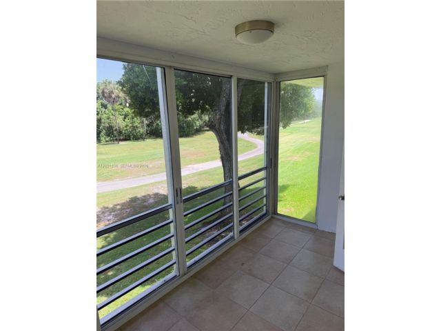  3 BR,  2.00 BTH &nbsp;Condo style home in Pompano Beach