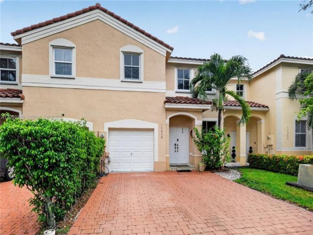  3 BR,  2.50 BTH &nbsp;Townhouse style home in Hollywood