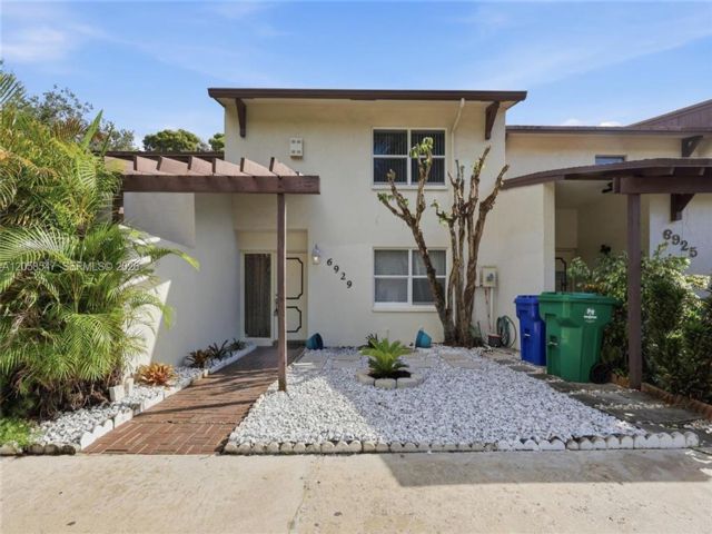 3 BR,  2.50 BTH &nbsp;Townhouse style home in Miramar