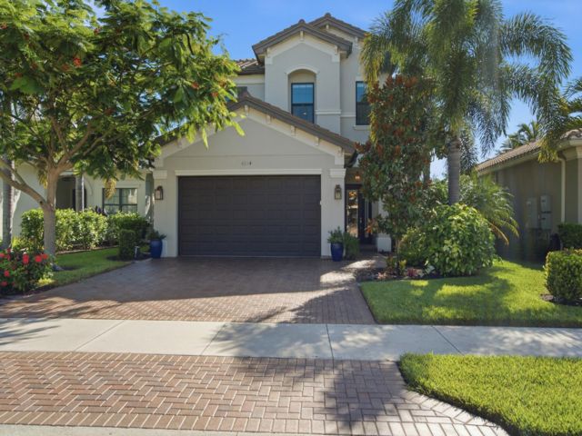  5 BR,  4.00 BTH &nbsp;2 story style home in Naples