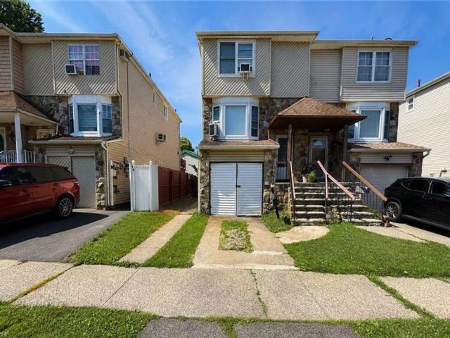  4 BR,  3.00 BTH &nbsp;Single family style home in Willowbrook
