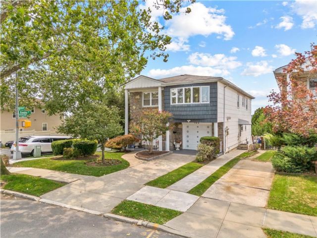  5 BR,  3.00 BTH &nbsp;Multi-family style home in Heartland Village