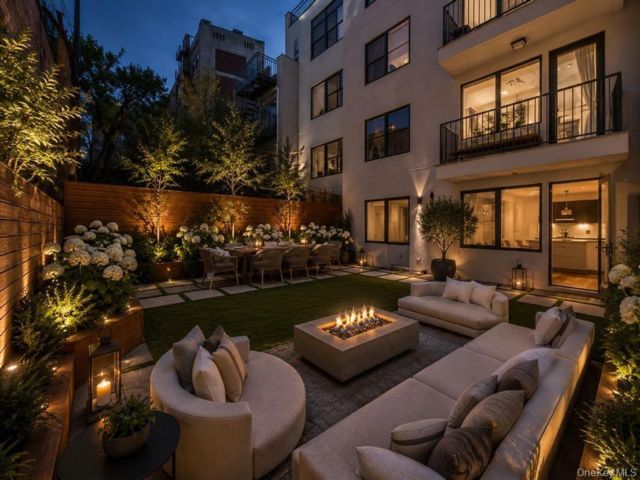  2 BR,  2.00 BTH &nbsp;Condominium style home in Bushwick