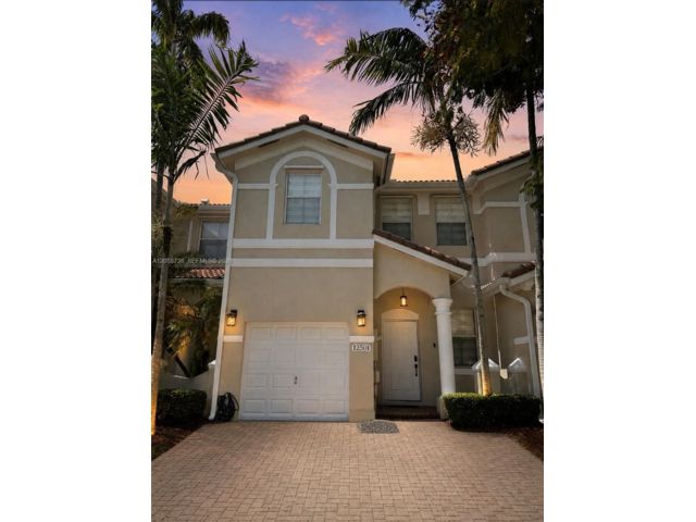  4 BR,  2.50 BTH &nbsp;Townhouse style home in Miami