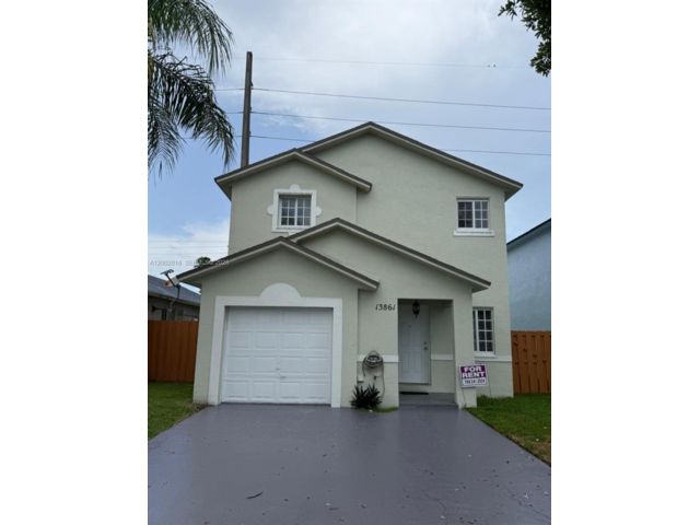  3 BR,  3.00 BTH &nbsp;Traditional style home in Miami
