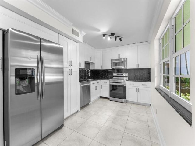  3 BR,  3.00 BTH &nbsp;Condo style home in Pompano Beach