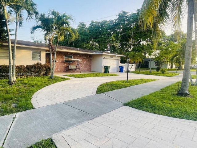  3 BR,  3.00 BTH &nbsp; style home in Pembroke Pines