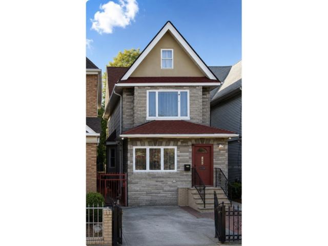  4 BR,  3.00 BTH &nbsp;Single family style home in Flatlands