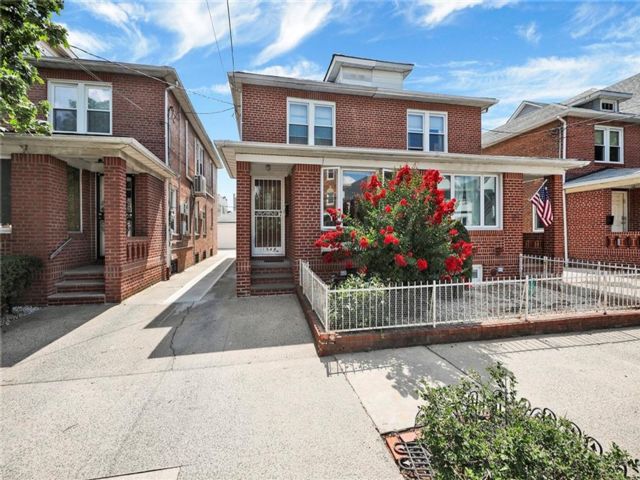 3 BR,  2.00 BTH &nbsp;Single family style home in Marine Park