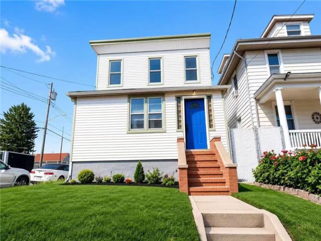  5 BR,  3.00 BTH &nbsp;Multi-family style home in Grasmere