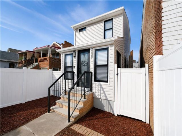  2 BR,  3.00 BTH &nbsp;Single family style home in Marine Park