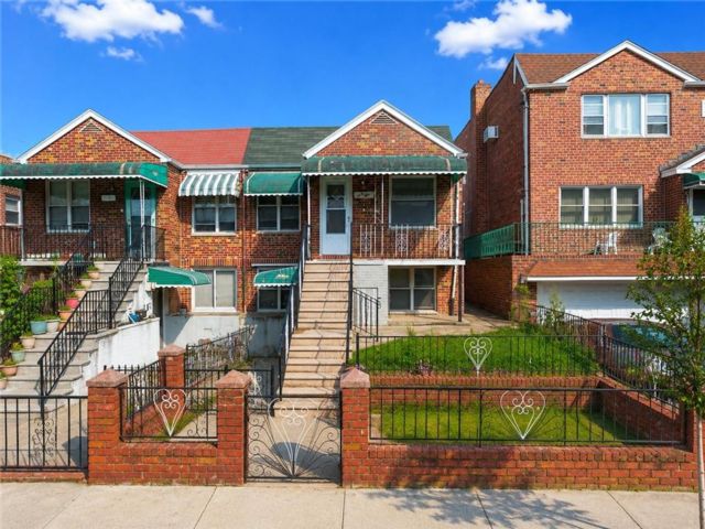  5 BR,  2.00 BTH &nbsp;Multi-family style home in Bensonhurst