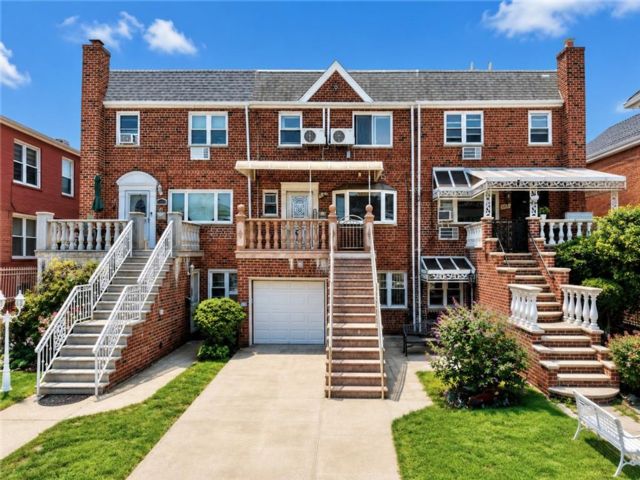  4 BR,  3.00 BTH &nbsp;Single family style home in Bensonhurst