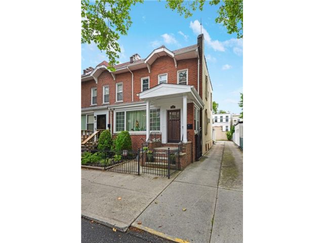  3 BR,  3.00 BTH &nbsp;Single family style home in Bay Ridge