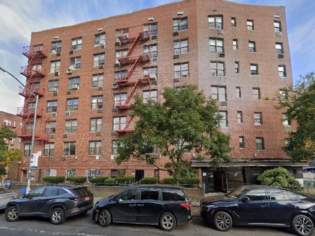  1 BR,  1.00 BTH &nbsp;Co-op style home in Midwood