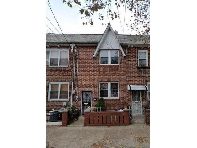  3 BR,  3.00 BTH &nbsp;Single family style home in Bensonhurst