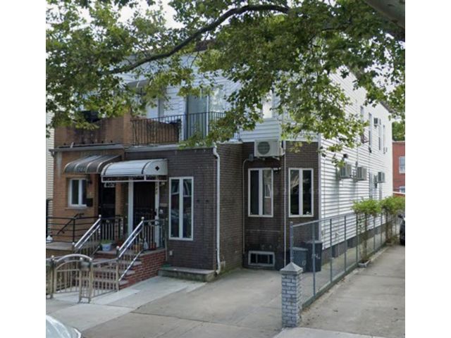  4 BR,  2.00 BTH &nbsp;Multi-family style home in Bensonhurst